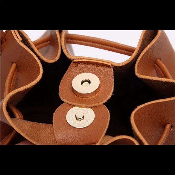 LAST 1 Black Matte leather crossbody bucket bag - Picture 4 of 6